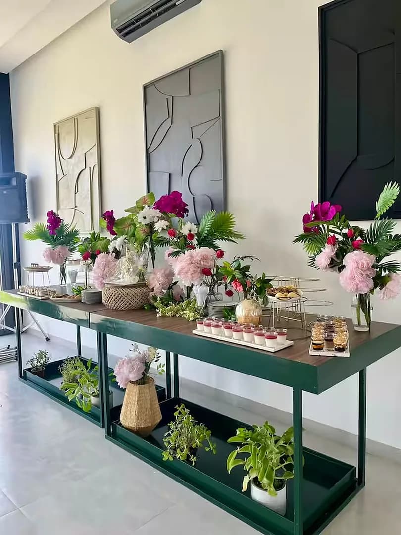 Une console dressée aux Domaines du Sahara, fleurs fraîches, verrines et pâtisseries