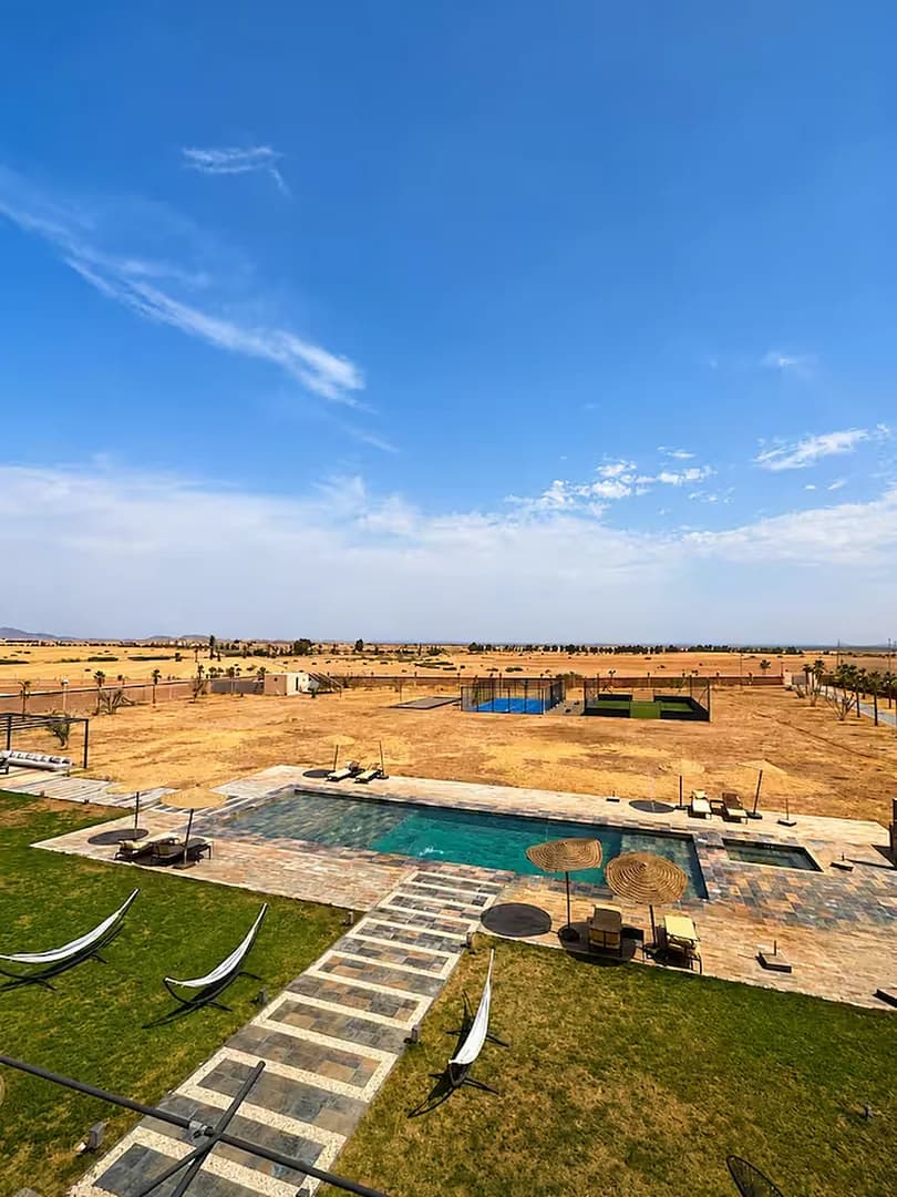 Vue sur le domaine des Domaines du Sahara, sa piscine et la plaine de Marrakech
