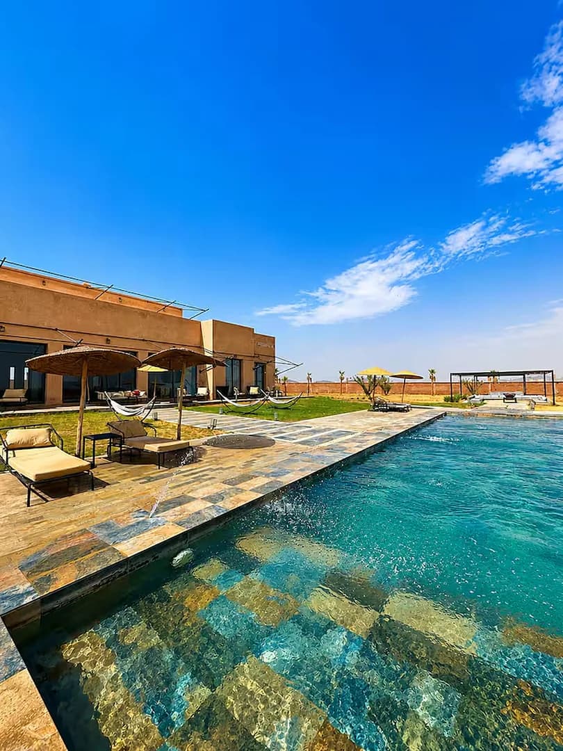 Le bassin et la villa des Domaines du Sahara en fin de journée
